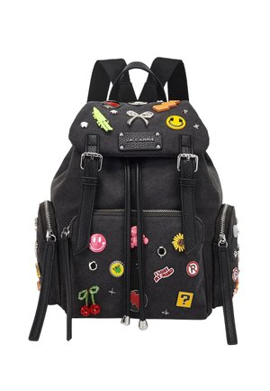 Zaino nero con tasche frontali e laterali con cerniera, decorato con spillette colorate a tema cartone animato, inclusi volti sorridenti, ciliegie, girasole e vari simboli.