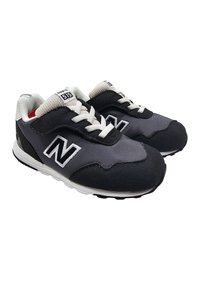 Scarpe sportive nere e grigie con punta arrotondata, materiali in rete e scamosciato, lacci bianchi e un grande logo "N" bianco sul lato.
