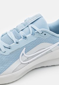 Nike Performance DOWNSHIFTER 13 - Silniční běžecké boty - light armory blue/photon dust/white