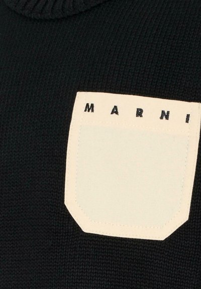 Maglione nero in maglia con una toppa quadrata color crema con la scritta "MARNI" in nero. Il tessuto ha un aspetto strutturato.