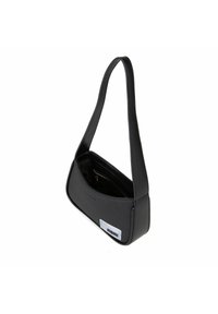 Sort læder skuldertaske med en glat tekstur, buet design og en frontlogo-patch. Har en indvendig lynlås lomme.