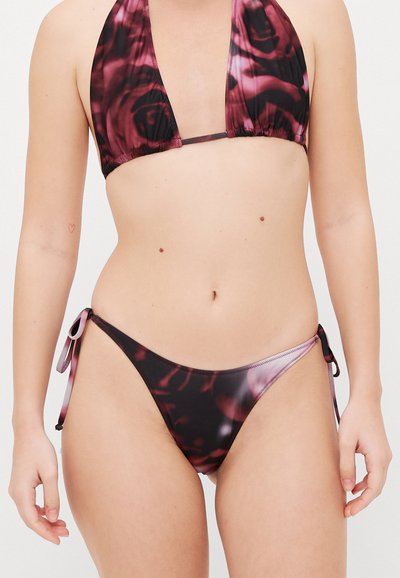 Ensemble de bikini à motif floral sombre, haut à col halter avec bonnets doux, bas à liens latéraux ajustables, fabriqué en tissu extensible, texture lisse.