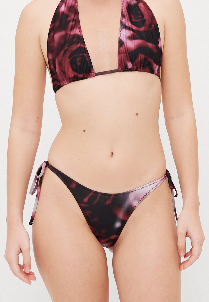 Bikini sæt i mørkt blomstermønster, halterneck-top med bløde kopper, justerbare side-bind underdele, lavet af strækbart stof, glat tekstur.