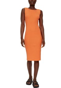 Rippent orange Midi-Kleid mit quadratischem Ausschnitt und taillierter Silhouette. Getragen mit schwarzen Riemchensandalen, die mehrere breite Riemen haben.