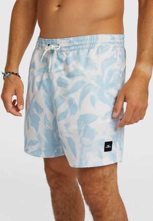 Hellblaue und weiße Badeshorts mit floralem Muster, elastischem Bund und weißem Kordelzug an einem männlichen Oberkörper und oberen Beinen.