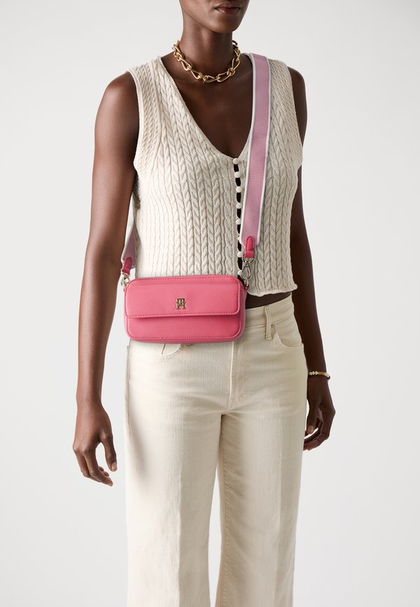 DISTINCT CAMERA BAG - Cross body bag - washed cherry