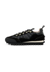 Sneaker nera con un mix di materiali in suede e mesh, cuciture intricate, occhielli dorati e una suola in gomma testurizzata.