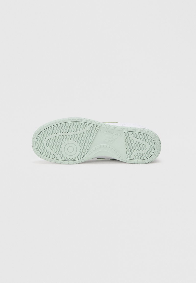 Suela de zapatilla de goma verde claro con un patrón de huella texturizado y una marca distintiva. Acabado suave con ranuras y contornos detallados.