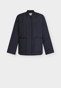 Tamnoplava prošivena jakna s uzorkom dijamanta, rebrastim ovratnikom, kopčama na drukere i dva prednja džepa. Lagana tkanina s glatkom teksturom.