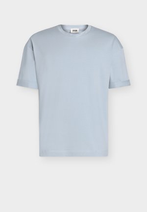 Jasnoniebieska koszulka z krótkim rękawem i okrągłym dekoltem, z małą metką marki wewnątrz kołnierza, przedstawiona na jednolitym białym tle.