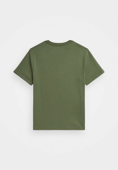 Camiseta de algodón de manga corta en verde oliva, con cuello redondo y dobladillo recto. Textura suave, sin patrones o acentos visibles.