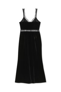 Svart sammetsklänning med tunna axelband, spetsdetaljer vid halsringningen och midjan, samt en slät textur. A-linjeformad silhuett med midjelång längd.