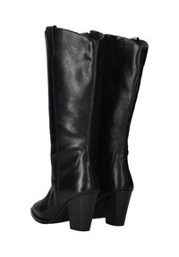 Zwarte leren kniehoge laarzen met een gladde textuur, ronde neuzen en robuuste hakken. Voorzien van een rits aan de zijkant en minimale stikdetails.