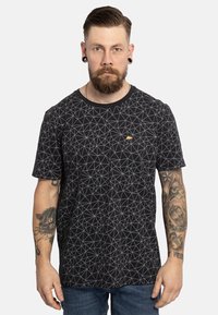 Zwarte t-shirt met een geometrisch patroon in het wit, ronde hals, korte mouwen en een klein oranje berenlogo op de borst.