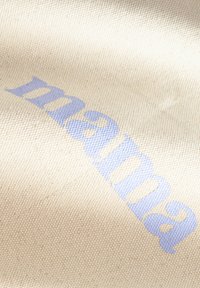 Tela di cotone con una superficie testurizzata, con la parola "mama" stampata in blu chiaro, disposta in un font giocoso e informale.