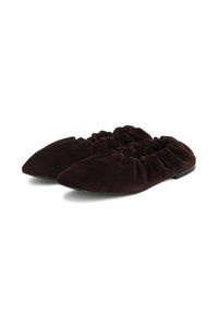Scarpe slip-on in velluto marrone scuro con punta affusolata e elastico arricciato attorno all'apertura, dotate di una suola nera piatta.