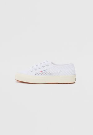 Fehér hálós sportcipők fehér fűzőkkel, gumitalppal és kerek orral. Logó részlet jellemzi. Könnyű és légáteresztő kialakítás.