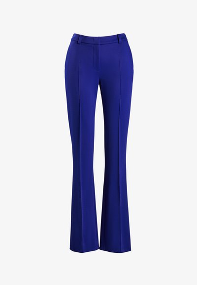 Plave krojene hlače s glatkom teksturom, širim krojem, prednjim nabora i ravnim pojasom. Karakterizira ih uredan, sjajan završetak.