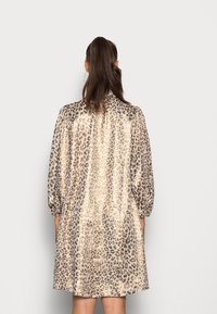 YAS YASLEONA DRESS VIP - Vestido de dia - frosted almond/leona