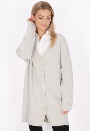 Cardigan lavorato a maglia grigio chiaro con scollatura a V, maniche lunghe e cinque bottoni. Texture morbida con polsini e orlo a costine.