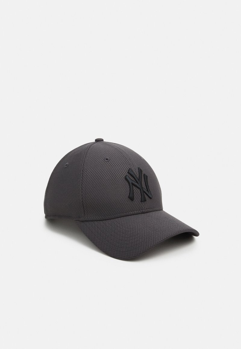 Gorra gris oscuro hecha de material texturizado, con un logotipo en relieve de Nueva York en la parte frontal, visera curvada y correa trasera ajustable.
