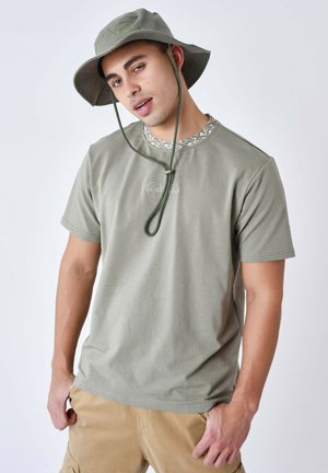 CLASSIQUE COL GRAPHIC GAZE - T-shirt con stampa - olive