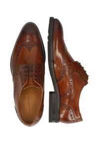 Chaussures habillées en cuir marron avec des détails en brogue, design à lacets, bout pointu et talon empilé. Texture lisse avec perforations détaillées.