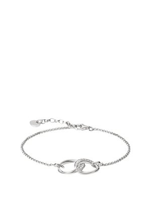 Delicate zilveren armband met twee in elkaar grijpende lusbedels, waarvan één gedeeltelijk versierd met kleine heldere kristallen en een karabijnsluiting.