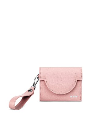 Růžová kožená peněženka na karty s zaobleným klopou, texturovaným povrchem, zápěstním poutkem, stříbrnými prvky a třemi kruhovými ozdobami na přední straně.