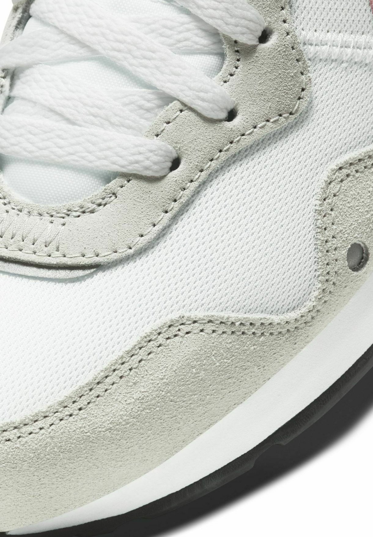 Nike Sportswear VENTURE RUNNER - Sneaker low - white/platinum  tint/black/pink glaze/weiß - Zalando.de