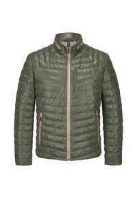 Grüne Steppjacke mit Stehkragen, horizontaler Steppstruktur, zwei seitlichen Reißverschlusstaschen und kontrastierenden Reißverschlussakzenten in Braun.