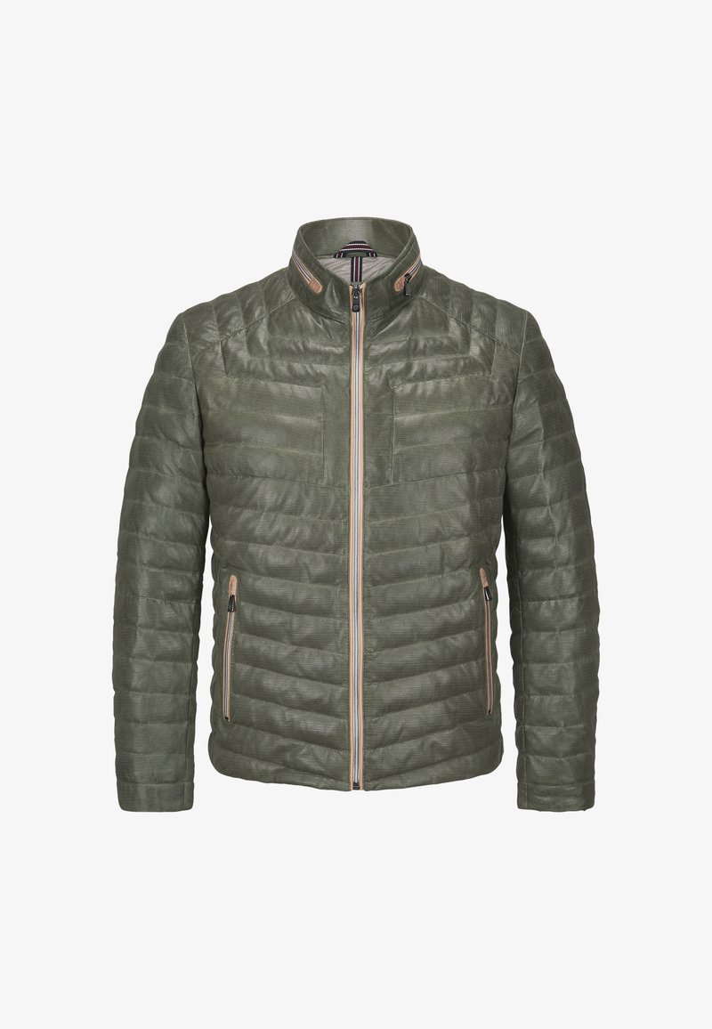 Grüne Steppjacke mit Stehkragen, horizontaler Steppstruktur, zwei seitlichen Reißverschlusstaschen und kontrastierenden Reißverschlussakzenten in Braun.