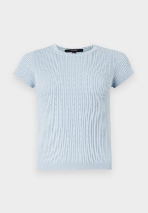 Top tricotat bleu deschis cu mâneci scurte, cu dungi verticale și mic model cu perforații, decolteu rotund și tiv strâns pe corp.