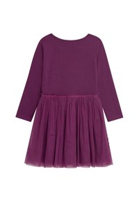 Lila Kleid mit einem langärmligen Oberteil aus glattem Material und einem Tüllrock mit Raffung, der einen gestuften Effekt erzeugt.