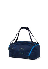 Marinefarbener Duffelbag aus strapazierfähigem Material, mit blauen Reißverschlüssen und geometrischen grünen Mustern. Enthält verstellbare Trageriemen für einen einfachen Transport.