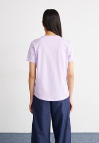 Nike Sportswear CLUB TEE - Základné tričko - violet mist