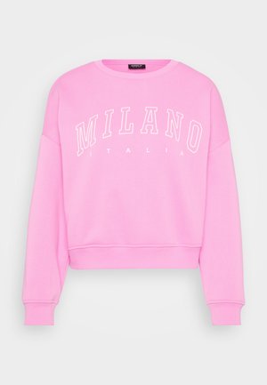 Sweatshirt rosa cropped com texto "MILANO ITALIA" em branco. Apresenta punhos e bainha canelados, feito de tecido macio com textura suave.