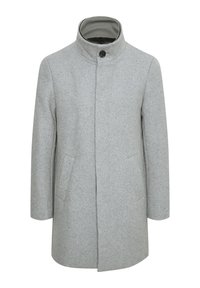 Cappotto grigio in lana con collo alto, chiusura frontale con bottoni e tasche laterali; presenta un taglio dritto e una texture liscia.