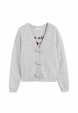 Grijze gebreide cardigan met een V-hals, voorzien van drie decoratieve striksluitingen en een bedrukt design aan de binnenkant. Zachte textuur.