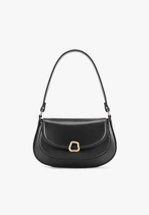 Czarna skórzana torebka o zaokrąglonym kształcie, z klapką i wyraźnym akcentem w kolorze złotym. Gładka faktura i wyściełany design.