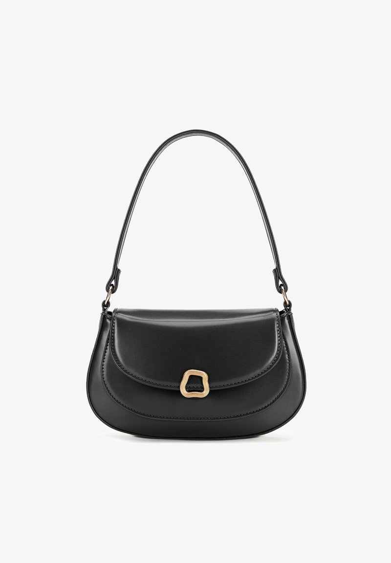 Borsa a tracolla in pelle nera con forma curvata, dotata di chiusura a pattina e un dettagliato hardware in oro tono prominente. Texture liscia e design imbottito.