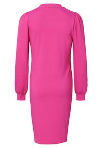 Vestito a maniche lunghe di un vivace rosa, caratterizzato da una silhouette aderente, scollatura rotonda e dettagli arricciati sulle maniche. Tessuto liscio e morbido.