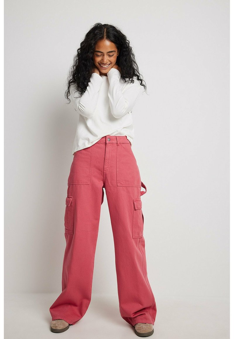 NA-KD Flared Jeans donkerroze