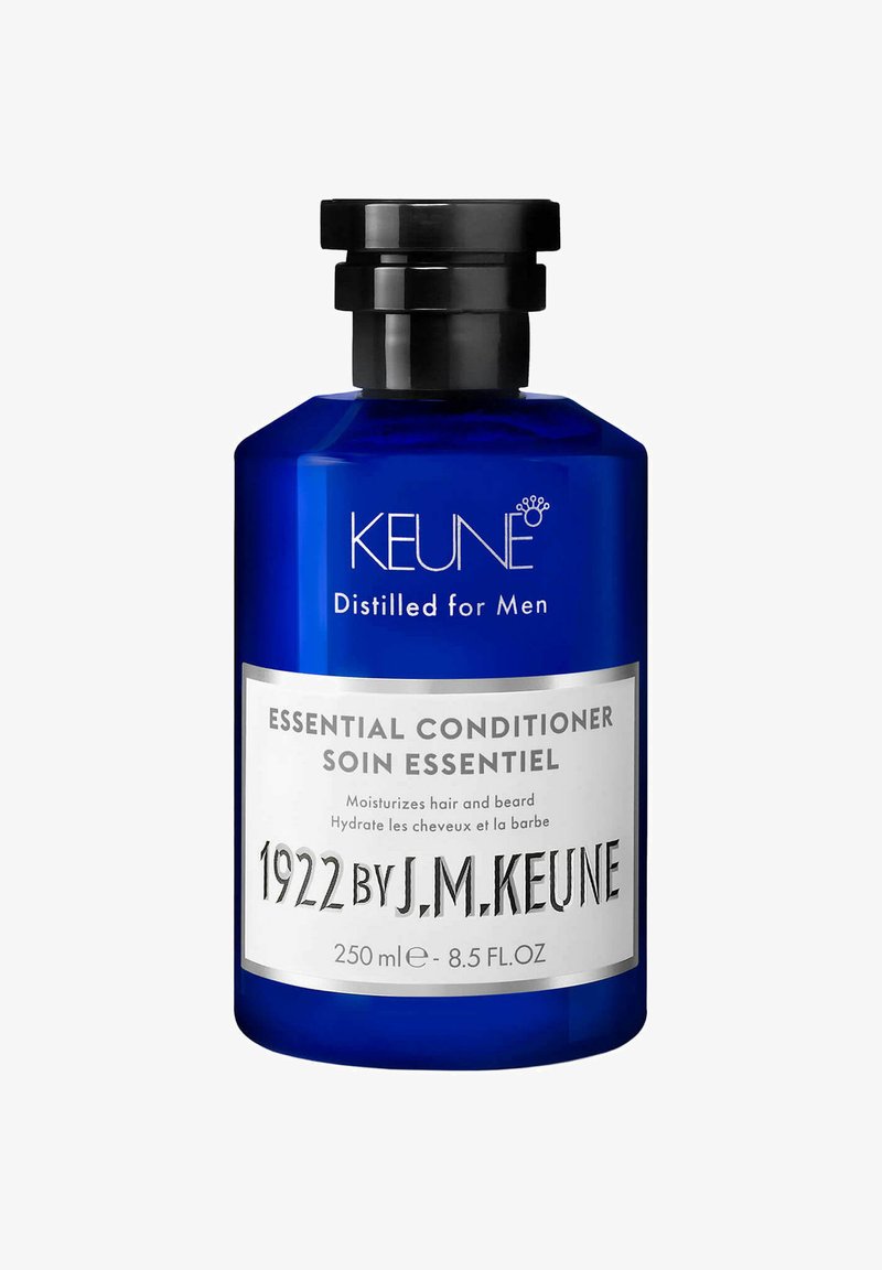 Blaue Glasflasche mit einer schwarzen Pumpenoberseite. Das Etikett zeigt "KEUNE" und "Essential Conditioner" in weißem Text. Füllmenge von 250 ml.