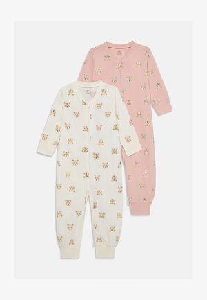 Deux grenouillères pour enfants : l'une blanche avec des motifs d'ours, et l'autre rose avec des visages d'ours. Les deux sont à manches longues et se ferment par zip.