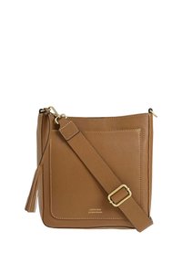 Sac bandoulière en cuir marron avec une finition texturée, comportant une poche avant, des ferrures dorées, et une bandoulière amovible avec un accent de pompon.