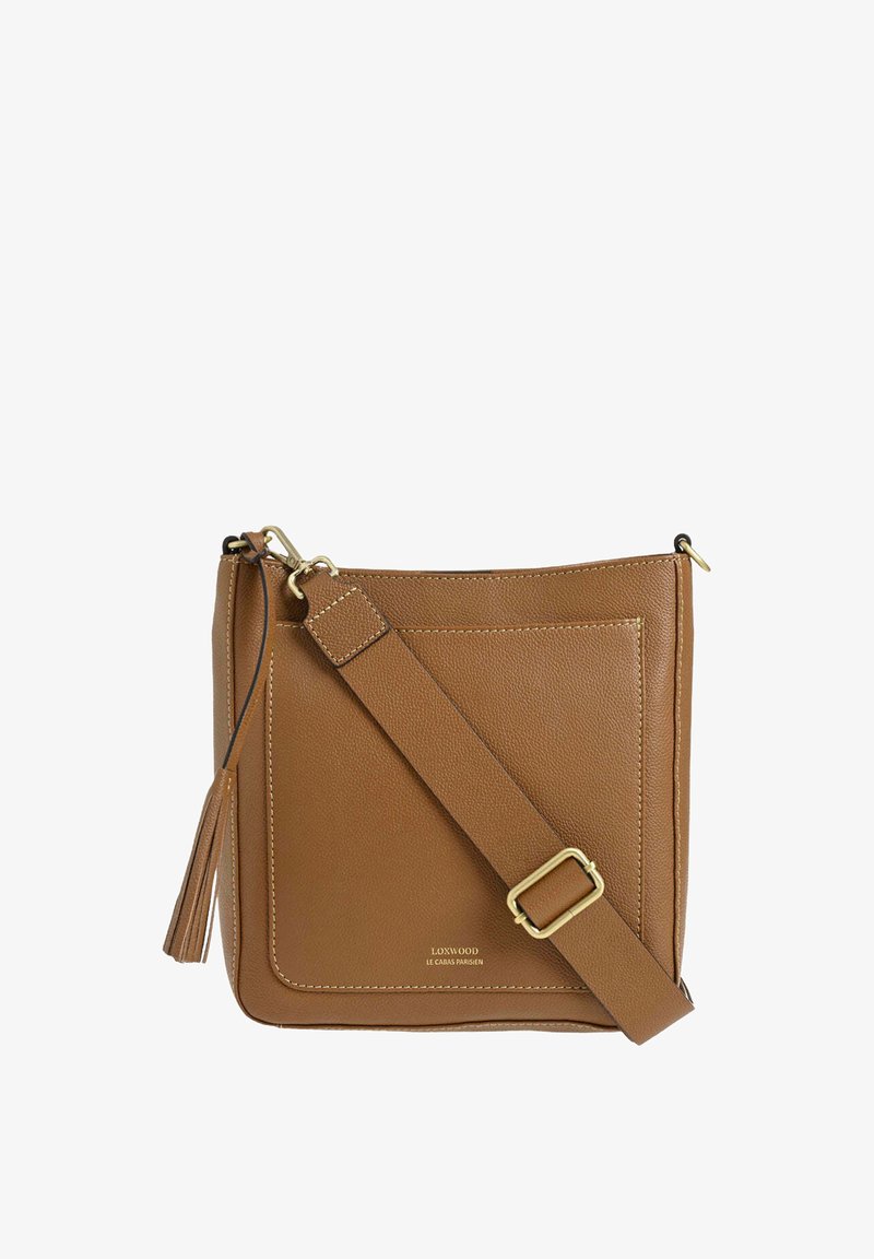 Sac bandoulière en cuir marron avec une finition texturée, comportant une poche avant, des ferrures dorées, et une bandoulière amovible avec un accent de pompon.