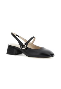 Soulier à talon ouvert en cuir noir avec un bout pointu, un talon carré modeste et un accent circulaire doré sur la sangle. Fini lisse et brillant.