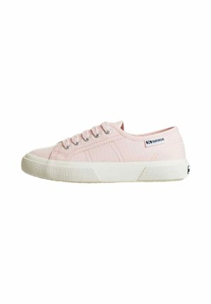 Sneaker rosa in tela basso con suola in gomma bianca e occhielli argentati, con logo Superga sul lato e sul tallone.