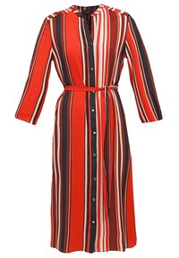 Robe midi à boutons avec des rayures verticales rouges, noires, marron et blanches, manches trois-quarts et ceinture en tissu assorti à la taille.